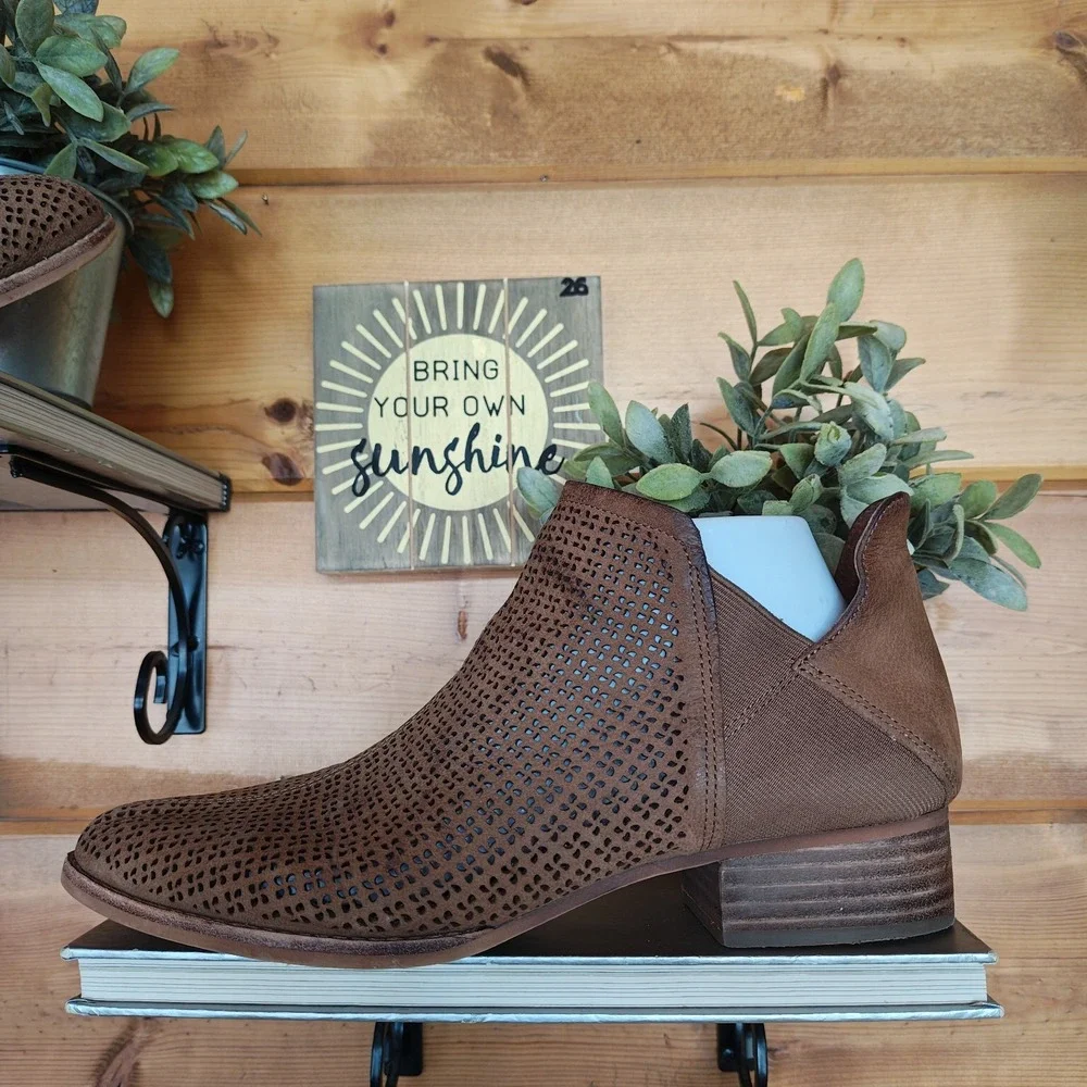 Vince Camuto Celena Perforate Laser Cut Nubuck Leather Ankle Boot Bootie Sz 9.5M